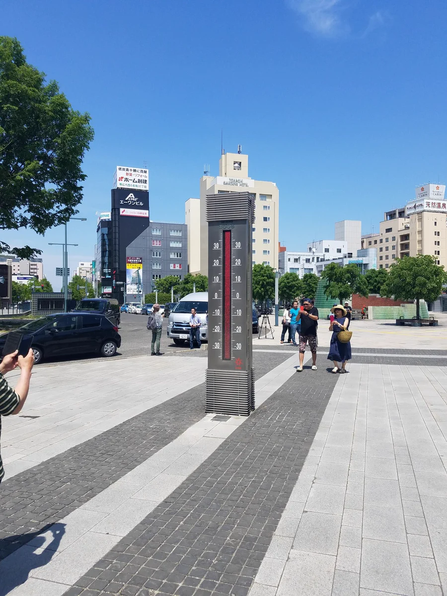 【悲報】帯広駅前の温度計が暑さで振り切れる