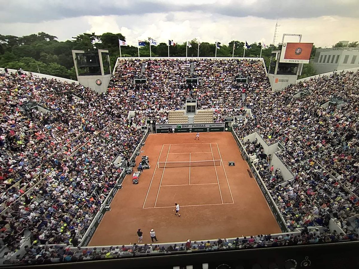 HowdyTennis's tweet photo. This isn't an official match. This is a Roger Federer practice session at the Roland Garros. https://t.co/L6w1H6p4mD
