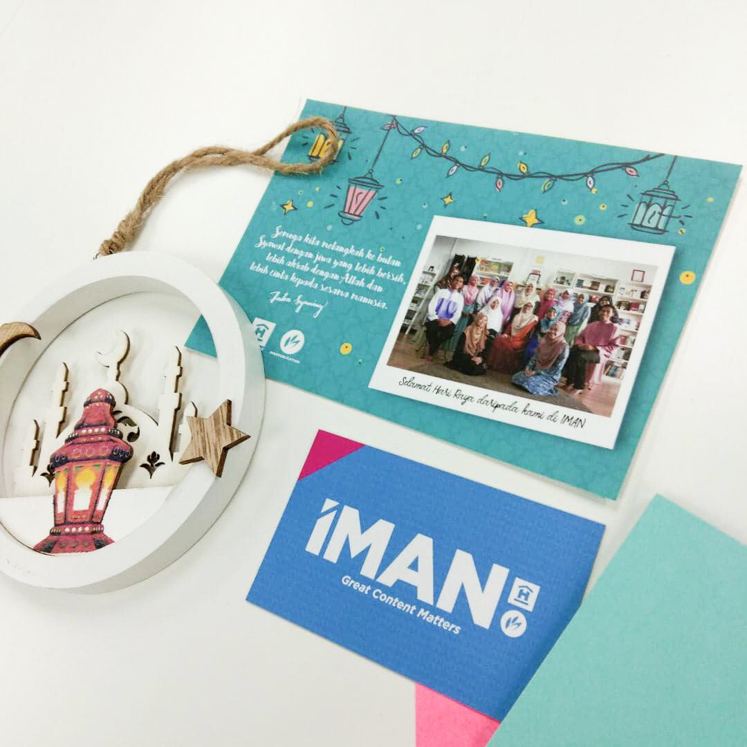 imanpublication's tweet photo. Kak Iman tetiba rasa nak bagi Kad Raya untuk random people.
Ini poskad IMAN tahun lepas, tapi tahun ni nak buat Kad Raya pulak hehe.
• RT tweet ini
• Kak Iman pilih 5 orang https://t.co/KWPJ4Rs7Go
