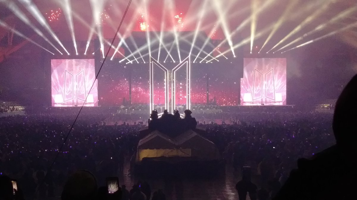 kayleeee1230's tweet photo. @BTS_twt seeing all these #BTSatAllianzParque posts makes me miss you more. Wish it was may 12th again. 
#btsinchicagoday2 #soldierfieldday2 
#yourlovev #ARMYFamily https://t.co/ssRYL3FxNK