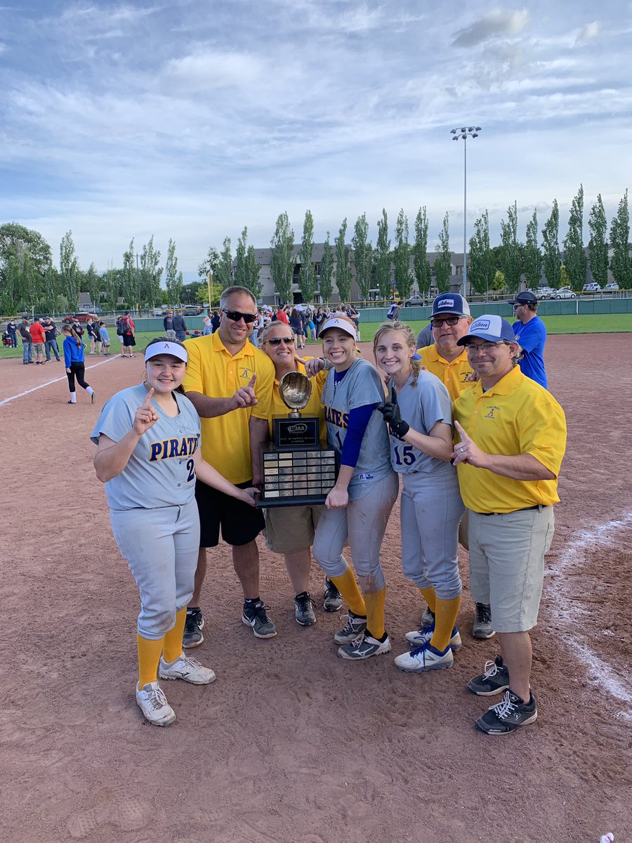 EmilyMetzenberg's tweet image. Not only did we WIN STATE, I beat @emma_eko10 in a base race... 🥎💙🤩 #speedy