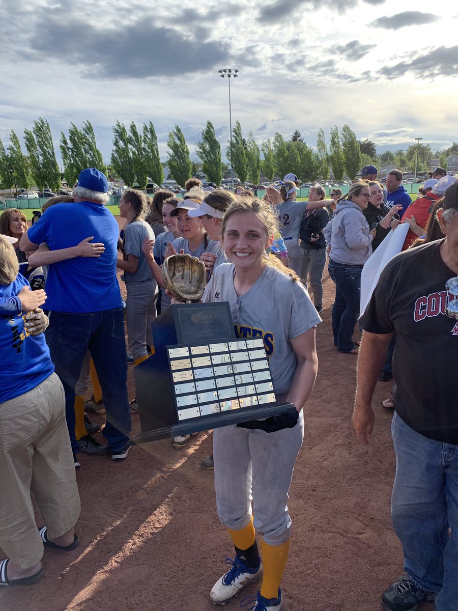 EmilyMetzenberg's tweet image. Not only did we WIN STATE, I beat @emma_eko10 in a base race... 🥎💙🤩 #speedy