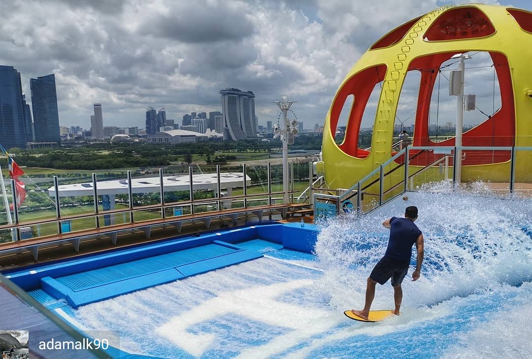 Flowboarders's tweet image. 📸@adamalk90 getting a great photo on the @RoyalCaribbean @FlowRiderInc while in Singapore. 🔥🌊🤙
.
.
.
.
.
.
.
.
.
#flowrider #flowboard #spectrumoftheseas #royalcrewlife #royalcaribbean #travel #views #asia #lensbible #marinabaysands #marinabay #cruiselife #cruisetravel