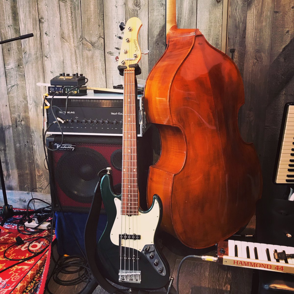 shin_carpbass's tweet photo. 今日はHIPPY達とのアコースティックライヴ昼夜公演!
#本日のセッティング
#sadowsky #sadowskyNYC #Rubner #glockenklang #heartrock2 #vanderkley #innerbamboo https://t.co/QXVTTtu4A2