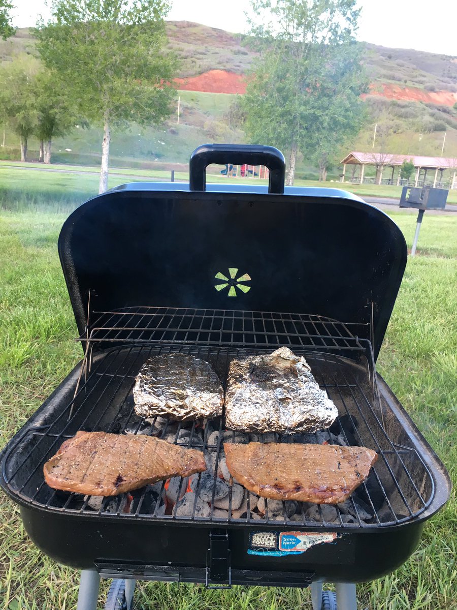 castleberry_19's tweet photo. Charcoal > Propane 
I’m sorry Hank Hill https://t.co/gvwwtCcJIx