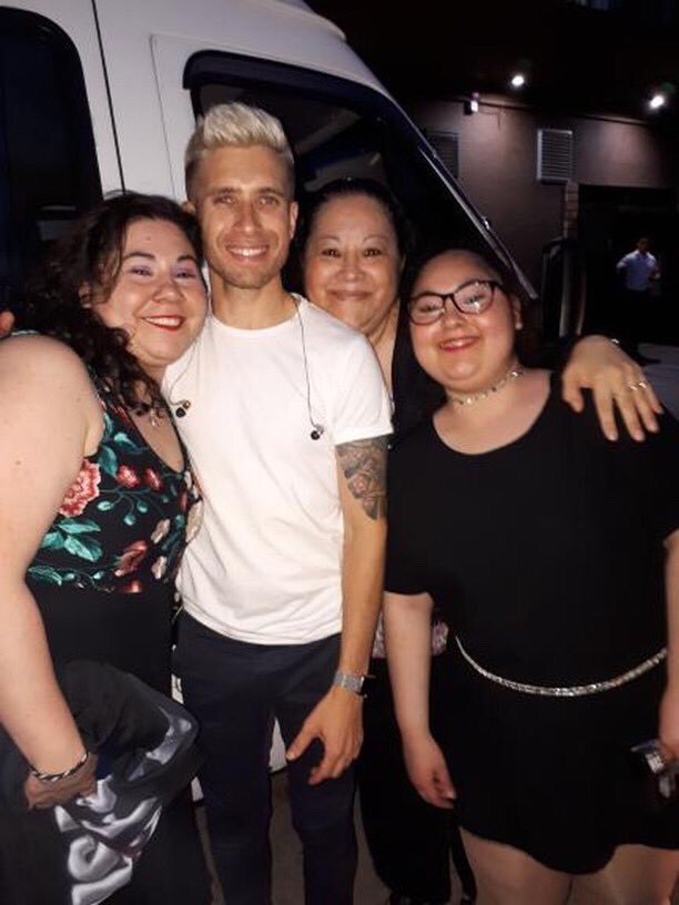 AleSerrano22's tweet photo. Feliz Cumple @CHILI_FZ!!!! Te Deseamos lo Mejor y qué se cumplan todos tús deseos! Hoy y Siempre!!! Te Adoramos!!! Te Queremos hasta el Cielo Ida y Vuelta! @VickyQuemera @patryalvarez7 https://t.co/CKf74oF4hX