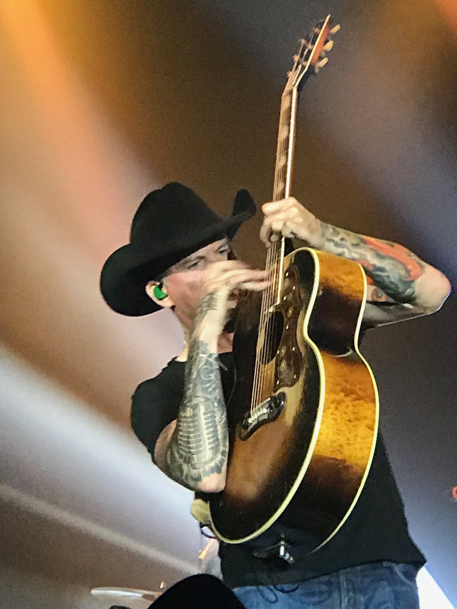 LesliePLynn's tweet photo. ⁦@GaryAllan⁩ ⁦was on fire last night! Sometimes I’ll get a few good pics. Luv the backlit duster with black hat. #GaryAllan #Riverwind #May24 https://t.co/phaNGCQdeV