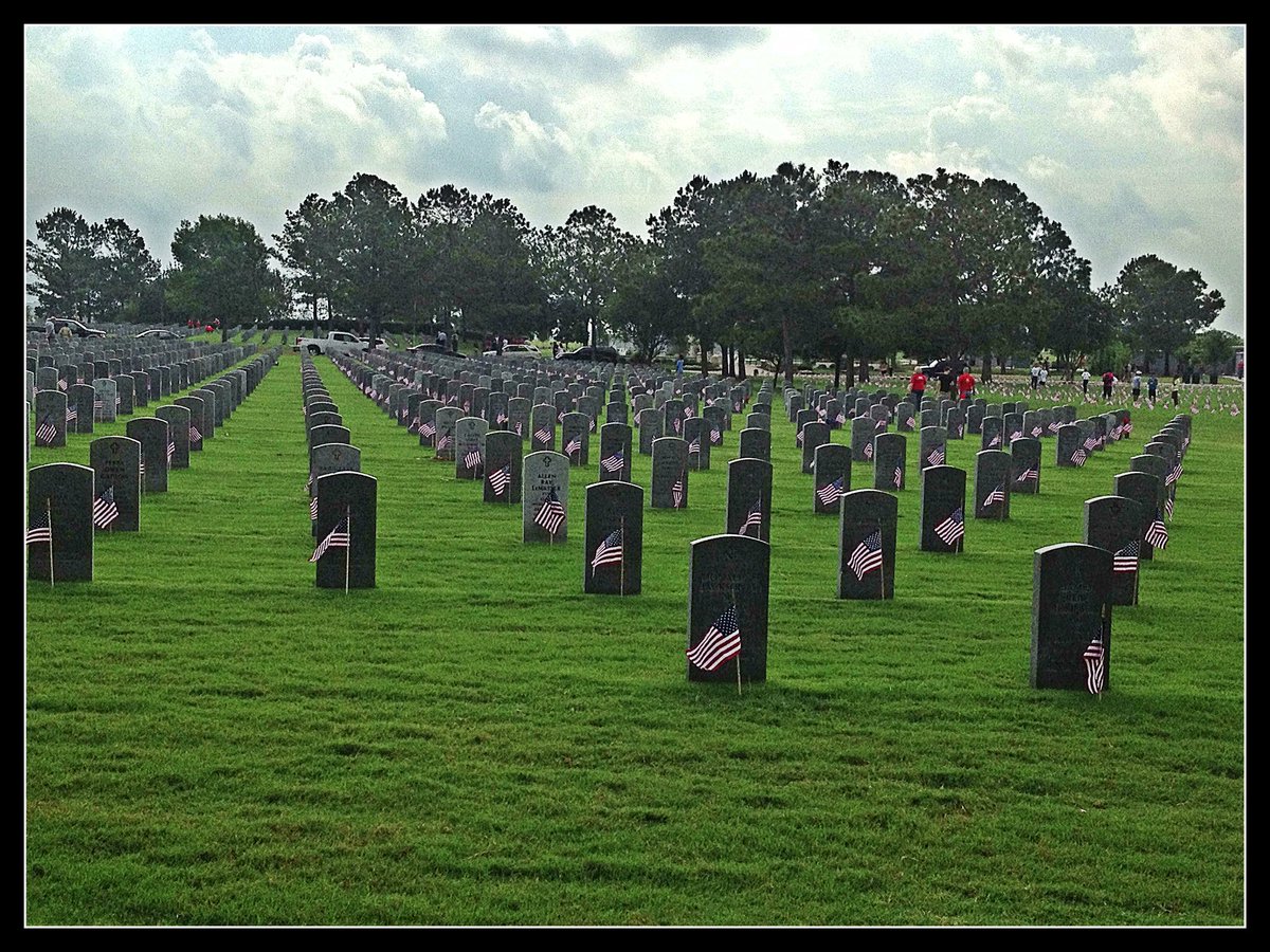 HCPct4CPAAA's tweet photo. Pic of Honorary Deputy Tyler donating to #FlagsForFallenVets at #HoustonNationalCemetery https://t.co/7YDlpSP6Ac