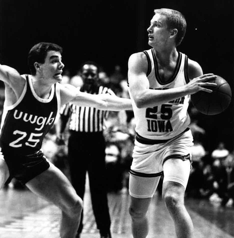 Jerekwolcott's tweet image. Here is the current state of basketball in 2019... from 1989. Toronto #Raptors head coach Nick Nurse being guarded by University of Virginia head coach Tony Bennett.