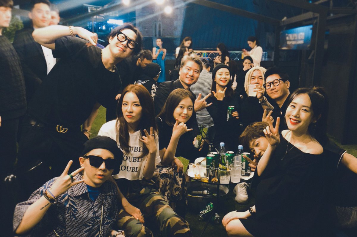 krungy21's tweet photo. 하하오빠~ 쇼룸 오픈 축하드려요!!! 😀🎊🎉👏🏻👏🏻👏🏻 칼리프애쉬 오프닝 파티에서 만난 반가운분들😆💕 미나권!!! swag!!! 🔥👍🏻 https://t.co/NJANF99uzp