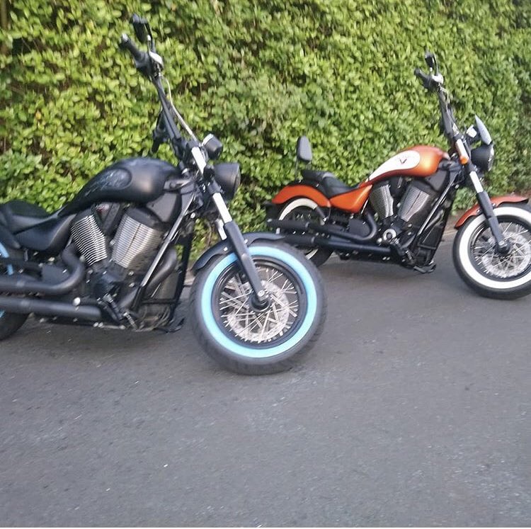 tonywingman180's tweet photo. Nice evening ride @ForsakenMcc #Redandwhite #support81 #southcoast #brotherhood #Brothers #victoryhightball #hightball #motorbikes #Bluewalls #motorcycle #sociisArdent #Fg67 https://t.co/8byQbqYuhZ