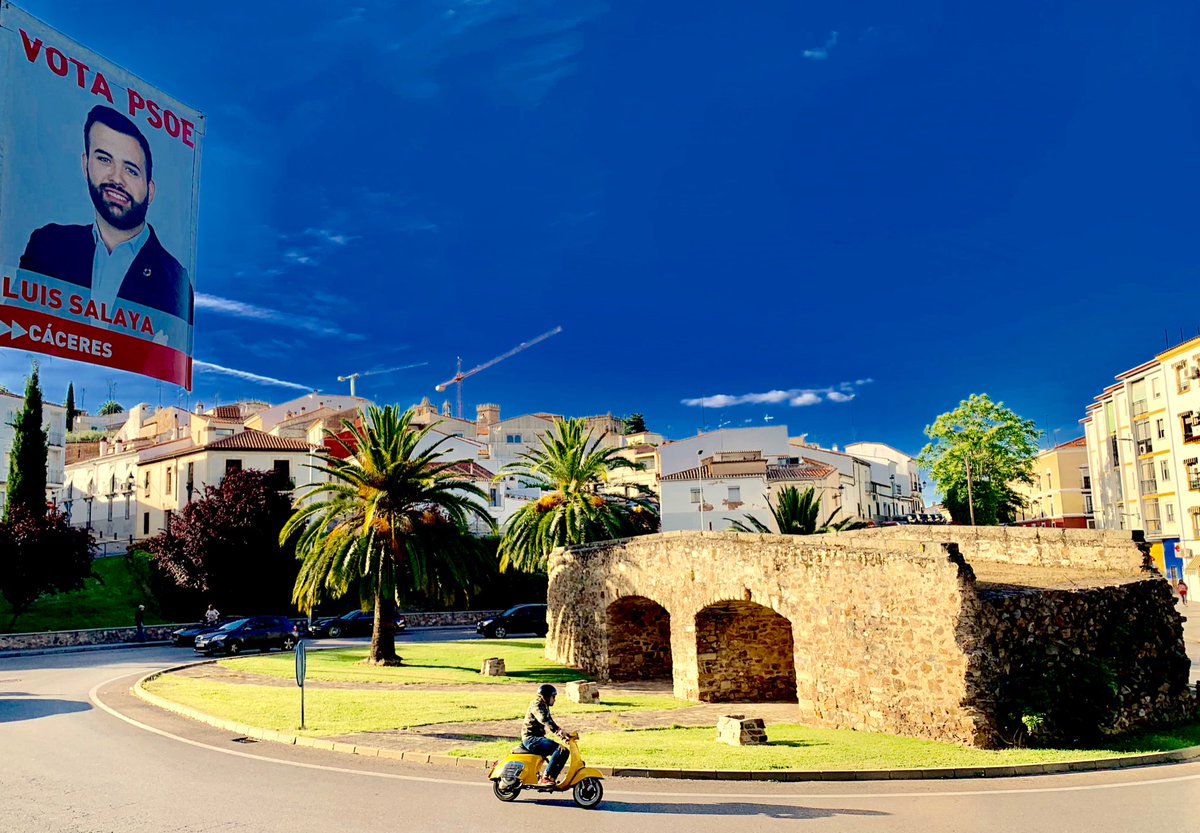 Salaya y su equipo seguirán el desarrollo de la jornada electoral en la sede local del PSOE en Cáceres. El candidato ha votado en un barrio, San Francisco, lleno de símbolos y carteles electorales de su partido.