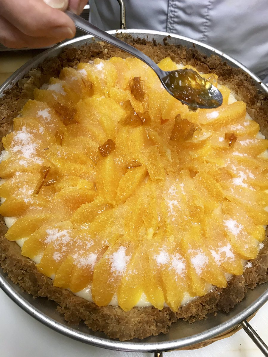 RteCasaJaime's tweet photo. Preparando nuestro postre emblema - Tarta de Naranja ( pasta quebrada, crema pastelera y gajos de naranja de Valenciana ) #SaboryTradicion #MediterraneoenVivo https://t.co/8waI4E45vT