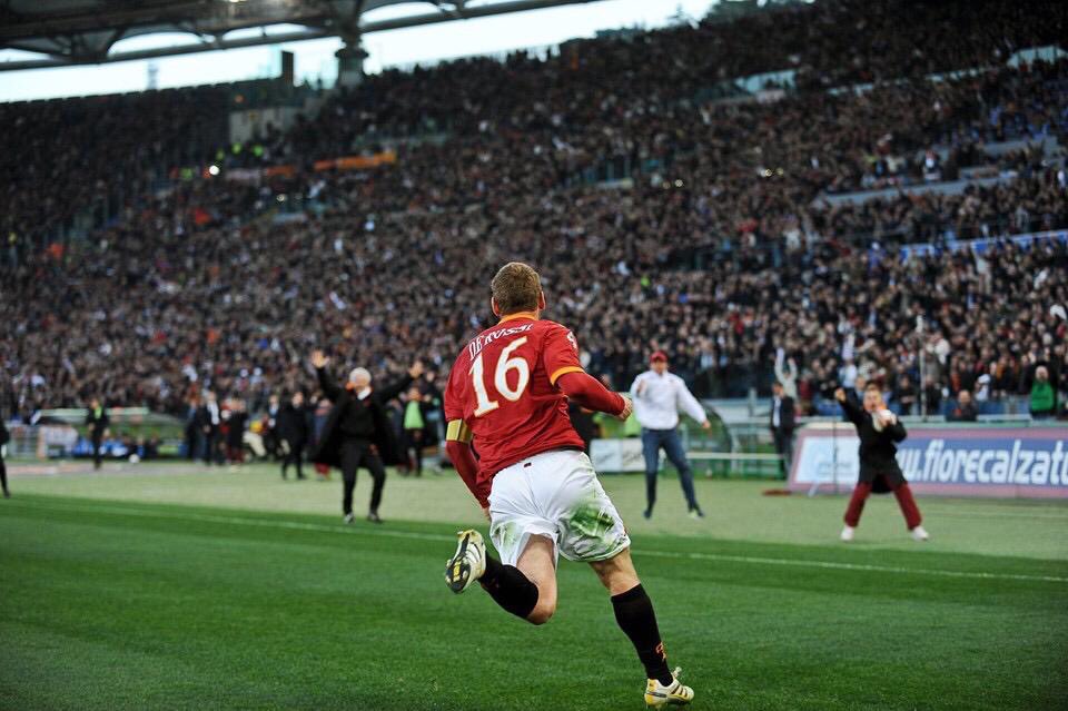vulta10's tweet photo. Avrei dato qualsiasi cosa pur di vederti vincere, mi sento in colpa per questo.
Oggi se ne va l’ultima parte rimasta bambino di me.
Avrei tanto voluto vincere uno scudetto entro i 30 anni per festeggiare come si deve ma anche questo treno è passato.
Grazie Cap #DDR 
#ultimoidolo https://t.co/Mlf2hS4vqQ