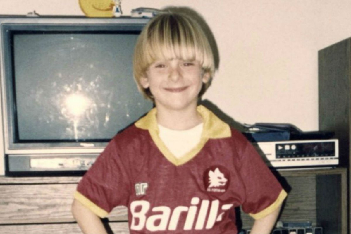 Adnkronos's tweet photo. Il saluto di #DeRossi ai tifosi: "Nessuno mai vi amerà più di me"  https://t.co/BMHGPlJKFf https://t.co/ONbjziRxGf