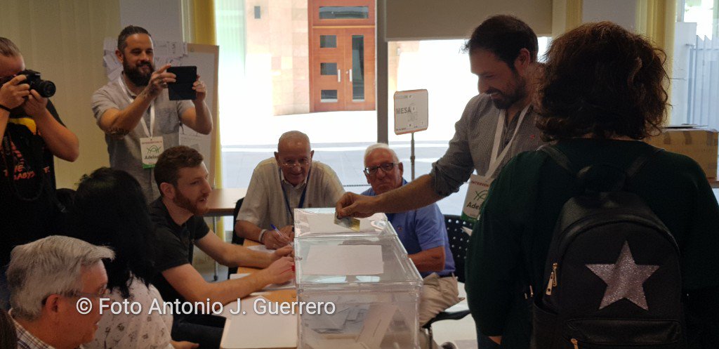 ajguerrero_sol's tweet photo. 👉📰🗳 #26M El candidato de la coalición Adelante Antequera, Francisco Matas, vota en Servicios Sociales de #Antequera #MunicipalesATQ https://t.co/ZlUgy0URpR https://t.co/iy0eJaCMj5