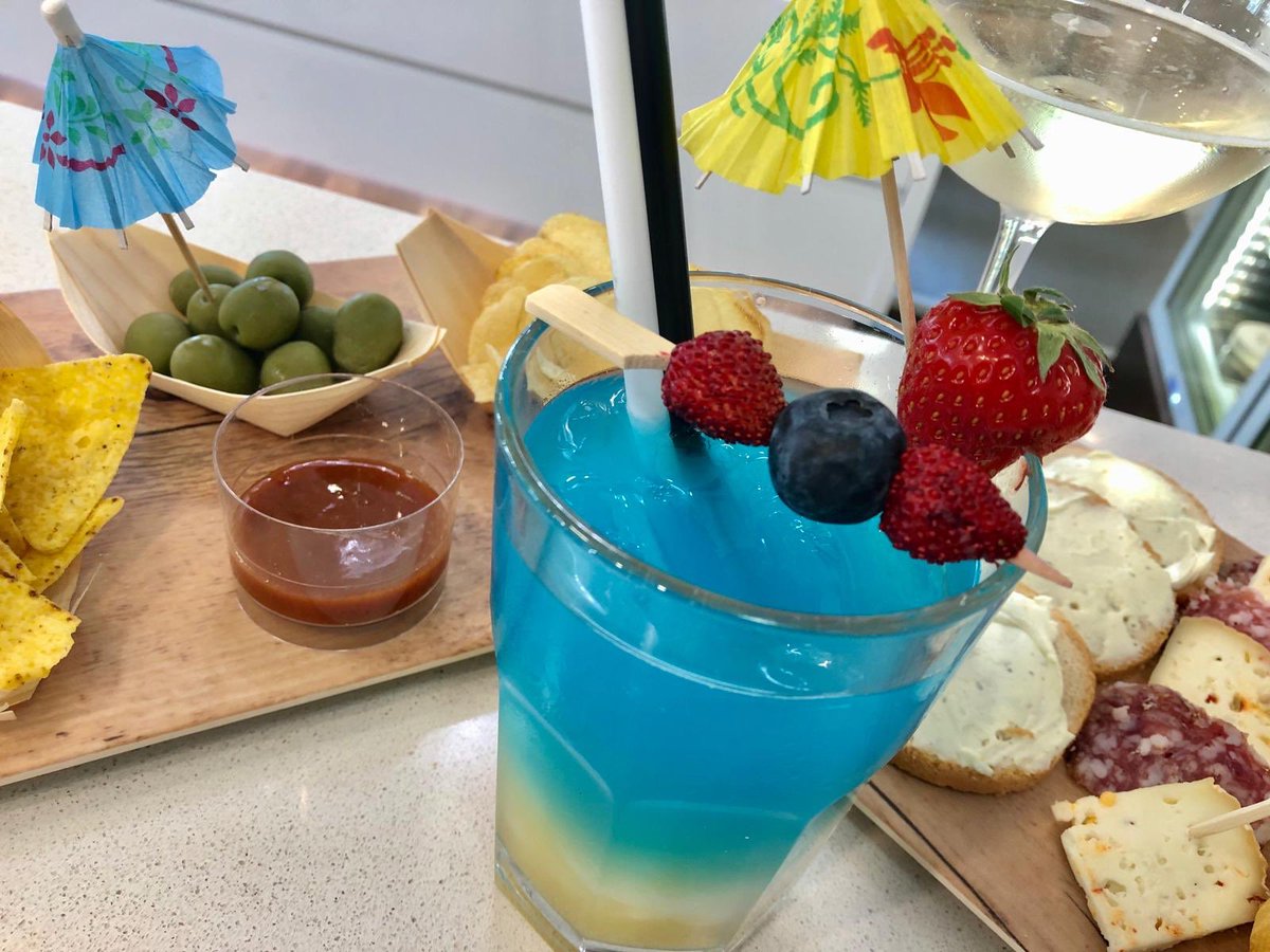 PastNapoletana's tweet photo. I nostri #aperitivi, con tanti #cocktail rinfrescanti e una nuova e vasta linea di vini e bollicine per i palati più fini. 

È l’ora dell’aperitivo! 🍹🍸🥂🍷#aperitivo #pasticcerianapoletana #salati #cocktail #vino #francavillaalmare https://t.co/FxxeVNO6Mf