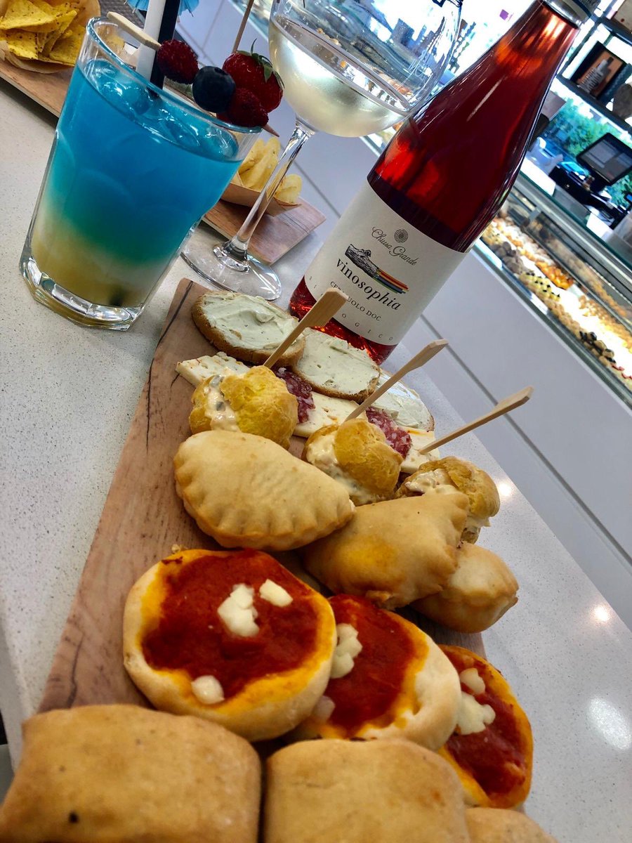 PastNapoletana's tweet photo. I nostri #aperitivi, con tanti #cocktail rinfrescanti e una nuova e vasta linea di vini e bollicine per i palati più fini. 

È l’ora dell’aperitivo! 🍹🍸🥂🍷#aperitivo #pasticcerianapoletana #salati #cocktail #vino #francavillaalmare https://t.co/FxxeVNO6Mf