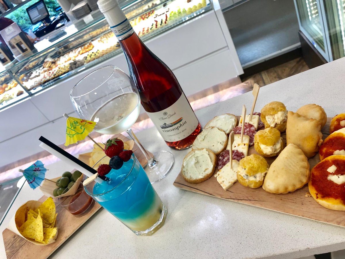 PastNapoletana's tweet photo. I nostri #aperitivi, con tanti #cocktail rinfrescanti e una nuova e vasta linea di vini e bollicine per i palati più fini. 

È l’ora dell’aperitivo! 🍹🍸🥂🍷#aperitivo #pasticcerianapoletana #salati #cocktail #vino #francavillaalmare https://t.co/FxxeVNO6Mf