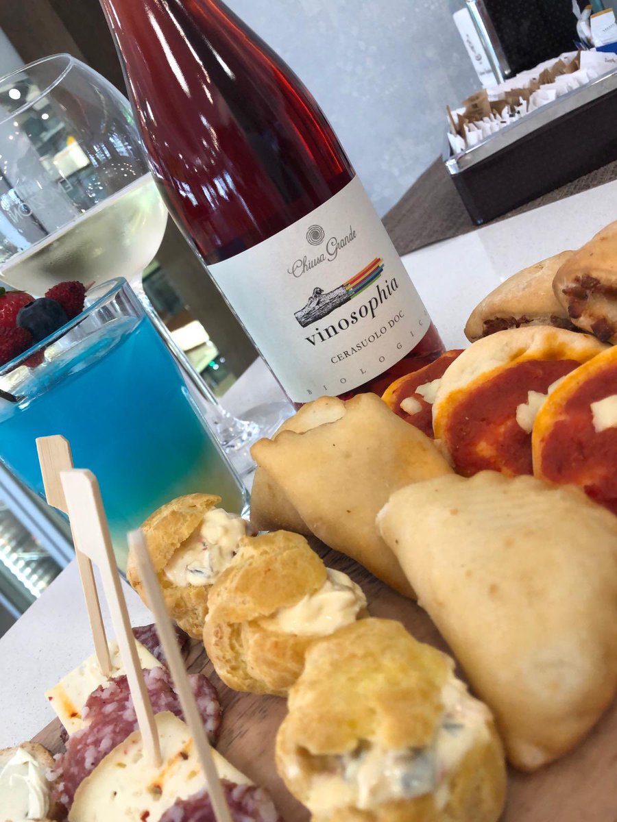 PastNapoletana's tweet photo. I nostri #aperitivi, con tanti #cocktail rinfrescanti e una nuova e vasta linea di vini e bollicine per i palati più fini. 

È l’ora dell’aperitivo! 🍹🍸🥂🍷#aperitivo #pasticcerianapoletana #salati #cocktail #vino #francavillaalmare https://t.co/FxxeVNO6Mf