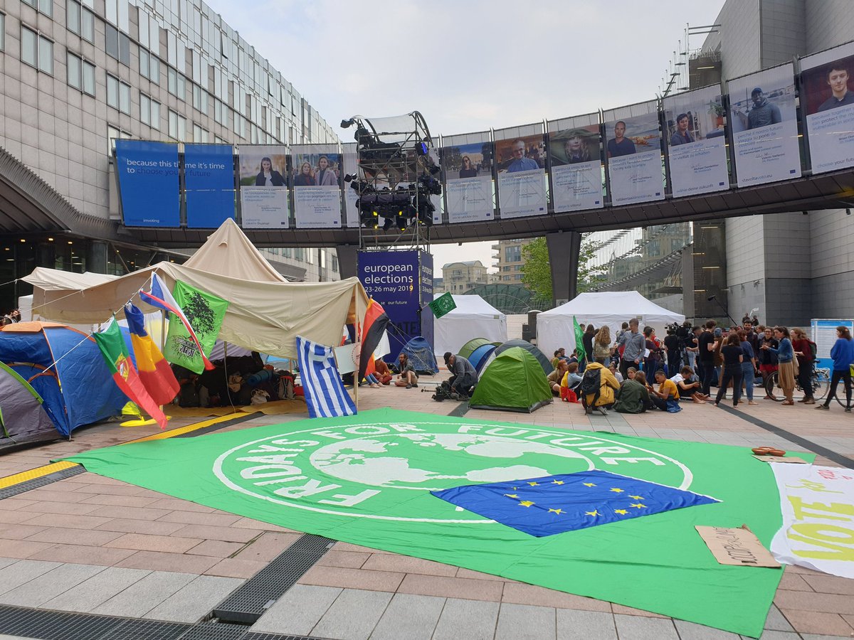Tot el nostre suport l' #Occupy4Climate de Fridays For Future al Parlament Europeu <a href="/Europarl_CAT/">Parlament Europeu</a> fins demà. Perquè no ens queden més legislatures. Si no aconseguim que es faci un canvi radical de sistema, haurem perdut molt més que unes eleccions. És ara o mai #RebellioExtincio