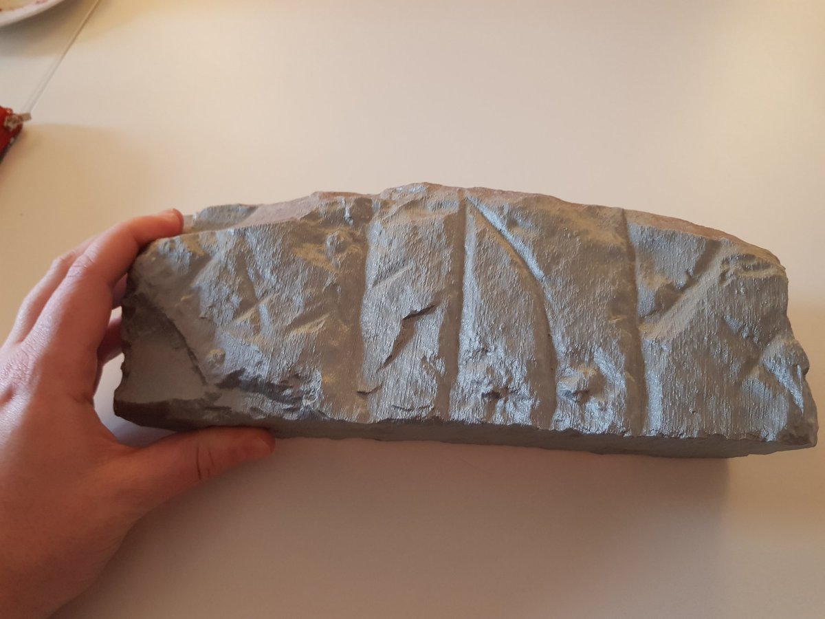 Henrik Williams showed us a 3d printed runestone fragment, really nifty. Because it's based on detailed scans, you can use it to examine the inscription. (This very exciting fragment says *r x auk x* = "...r and") #runology