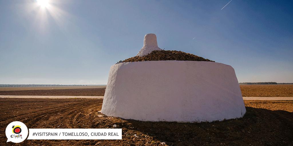 EspanaEnLatam's tweet photo. "El que lee mucho y anda mucho, ve mucho y sabe mucho".  ¡A nosotros nos encantaría andar tanto como anduvo Don Quijote por tierras manchegas y sus alrededores para saber tanto como él! 
#VisitSpain #CastillaLaMancha #SpainExperience @turismoclm https://t.co/FCQSRdzvYd