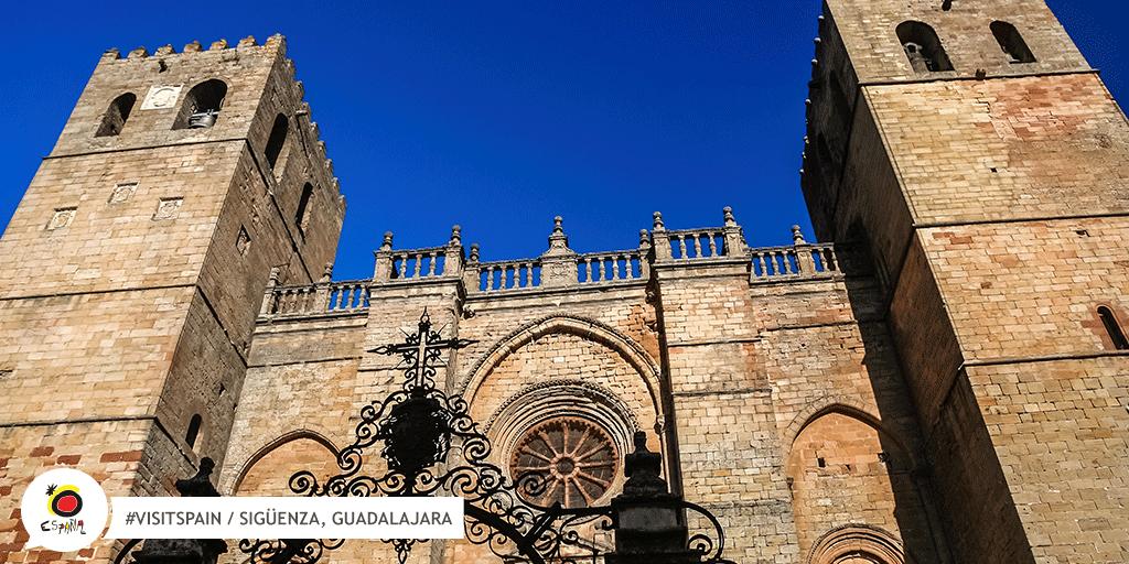 EspanaEnLatam's tweet photo. "El que lee mucho y anda mucho, ve mucho y sabe mucho".  ¡A nosotros nos encantaría andar tanto como anduvo Don Quijote por tierras manchegas y sus alrededores para saber tanto como él! 
#VisitSpain #CastillaLaMancha #SpainExperience @turismoclm https://t.co/FCQSRdzvYd