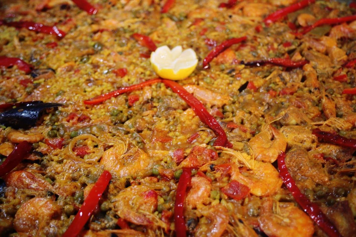 Hoy Domingo, recordaros que tenemos una estupenda paella recién hecha para vosotros!! Ven a probarla que GRATIS con tu consumición. ¡¡RÁPIDO QUE SE ACABA!! 😱😱 #paella #eltapeodelsur #Cerveza #Bar4Bar #tasty #FelizDomingo 
¡Qué paséis un estupendo día! 🍻❤️