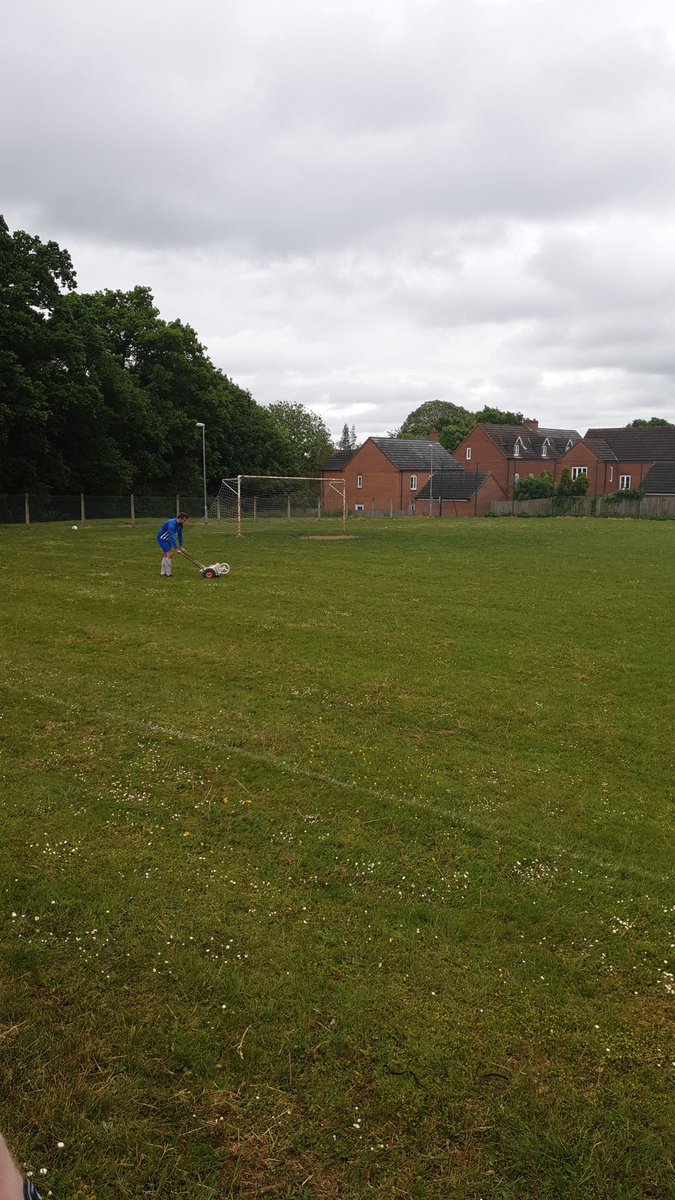 Two minutes till kick off. Talbot moaning about the lack of lines and nets... They can do it in the league above, but let's see if they can do it on a Sunday morning in Hinstock.