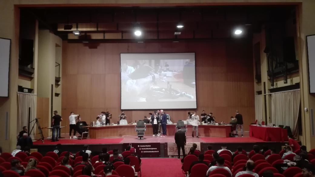 MagazziniCotone's tweet photo. Inizia la sfida! @contestbarbergenova live sul palco della sala Maestrale @MagazziniCotone @PortoAnticoGe https://t.co/vRtvGvGGTP
