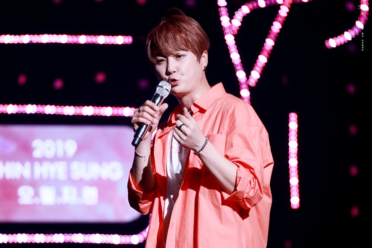winterflower_hs's tweet photo. 190525 #신혜성 오월지련 팬미팅 밤공

손하트 부리입 사과머리 3단콤보
😇😇😇 https://t.co/oYECrx7iKy