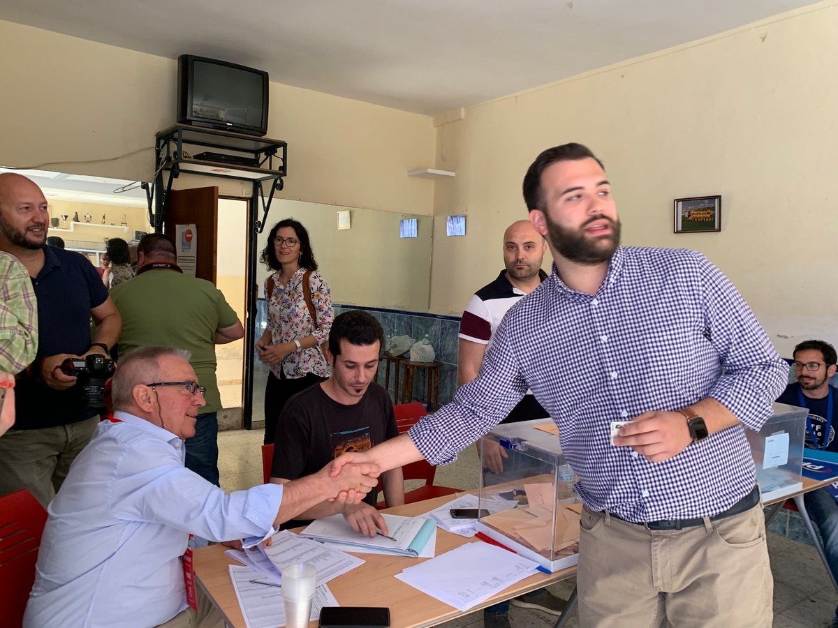Luis Salaya, candidato a la alcaldía de Cáceres por el PSOE, vota en la sede vecinal de San Francisco. Lo ha hecho acompañado por parte de su equipo, con la diputada nacional y secretaria general Belén Fernández.