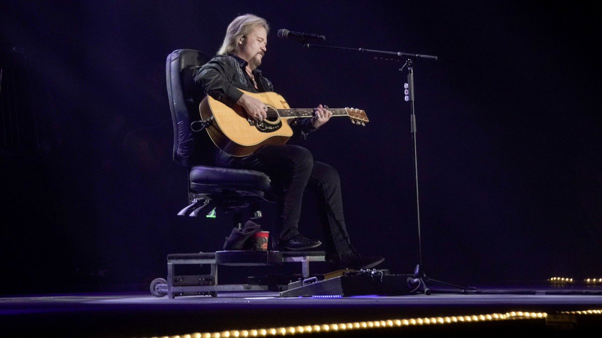TravisTritt's tweet photo. All shows are special, but every now and then we play one that is extremely special. Tonight in Independence, Missouri was extremely special thanks to an exceptional audience! Thank you all! https://t.co/rd7BwwdMng