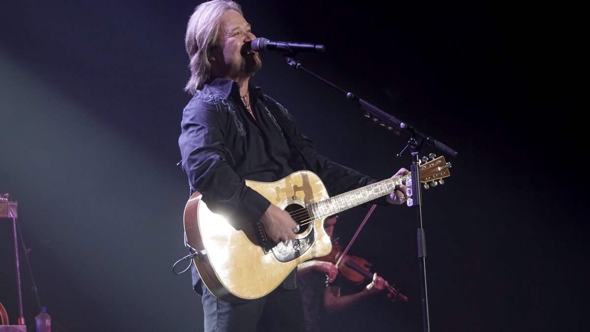 TravisTritt's tweet photo. All shows are special, but every now and then we play one that is extremely special. Tonight in Independence, Missouri was extremely special thanks to an exceptional audience! Thank you all! https://t.co/rd7BwwdMng