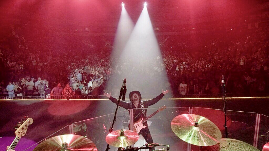 TravisTritt's tweet photo. All shows are special, but every now and then we play one that is extremely special. Tonight in Independence, Missouri was extremely special thanks to an exceptional audience! Thank you all! https://t.co/rd7BwwdMng