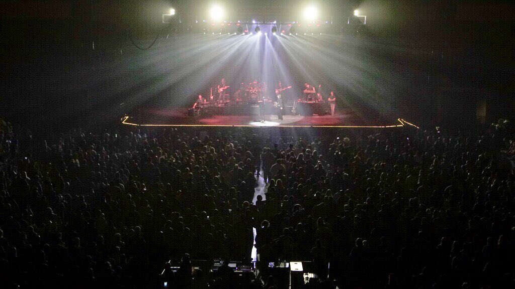 TravisTritt's tweet photo. All shows are special, but every now and then we play one that is extremely special. Tonight in Independence, Missouri was extremely special thanks to an exceptional audience! Thank you all! https://t.co/rd7BwwdMng