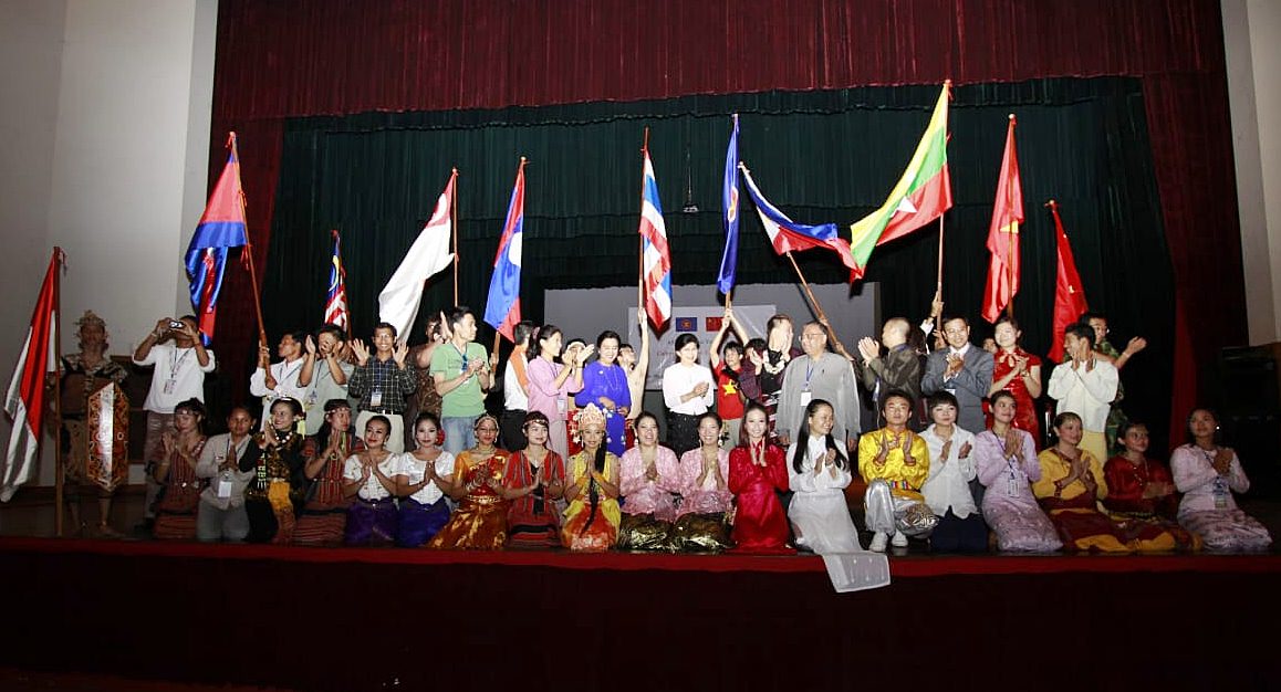 Riyan1214's tweet photo. youth camp 2010 : myanmar https://t.co/d98xNkecaD