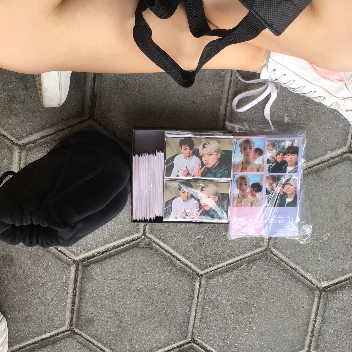 hyungwon1405's tweet photo. Giving out pcs and photostrips outside kallang wave mall!! No ticket check required, just come and ask me for a set :) If you want both sets, do show me official merch or answer question! #MonstaXinSG #HallyuPopFest2019 https://t.co/H52LxwvBu2