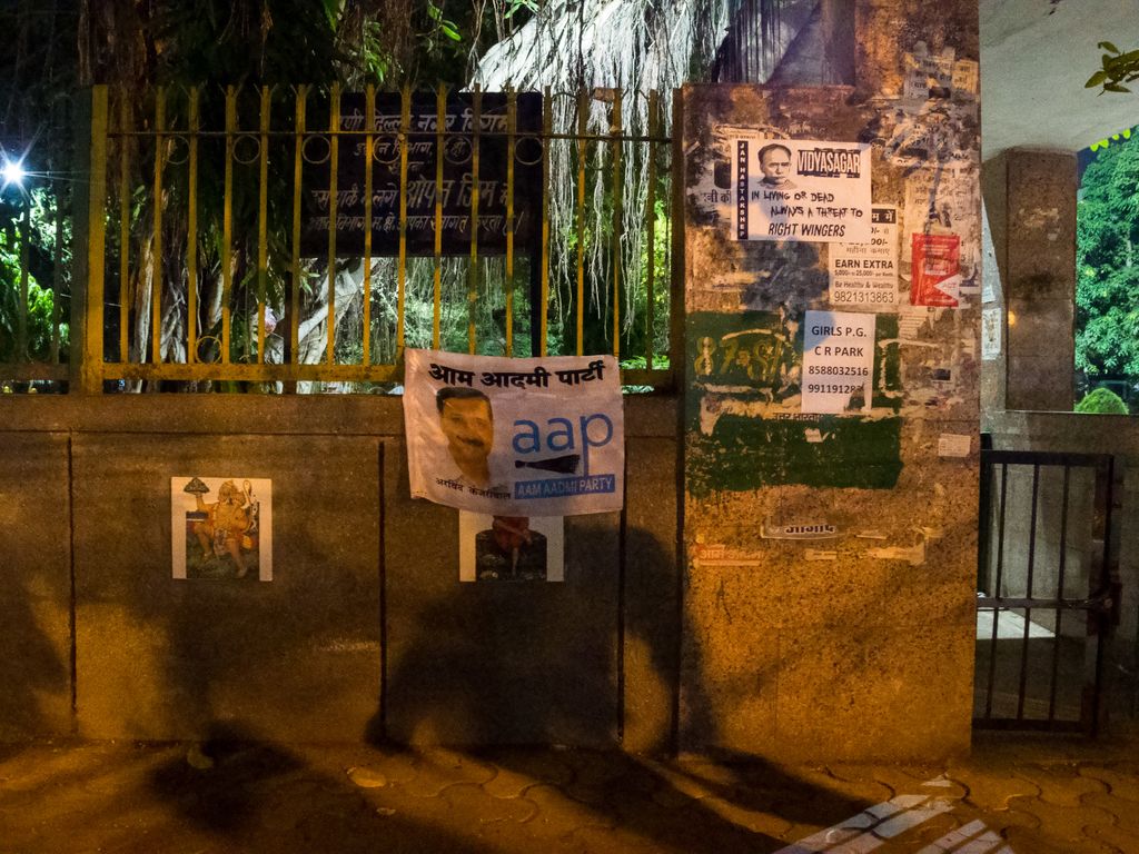 debanishachom's tweet photo. Political wall. Also, Lord Hanuman as deterrence against men who piss on walls. #swachhneta #cleanindia https://t.co/rQQ7Rg0MD1