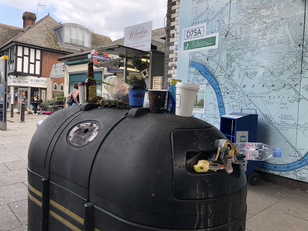 _Echobase's tweet photo. @chiswickish @LBofHounslow @HounslowHways This happens regularly outside Turnham Green station, even on a normal day, not just on bank holiday week-ends. https://t.co/T8ejcJjl9W