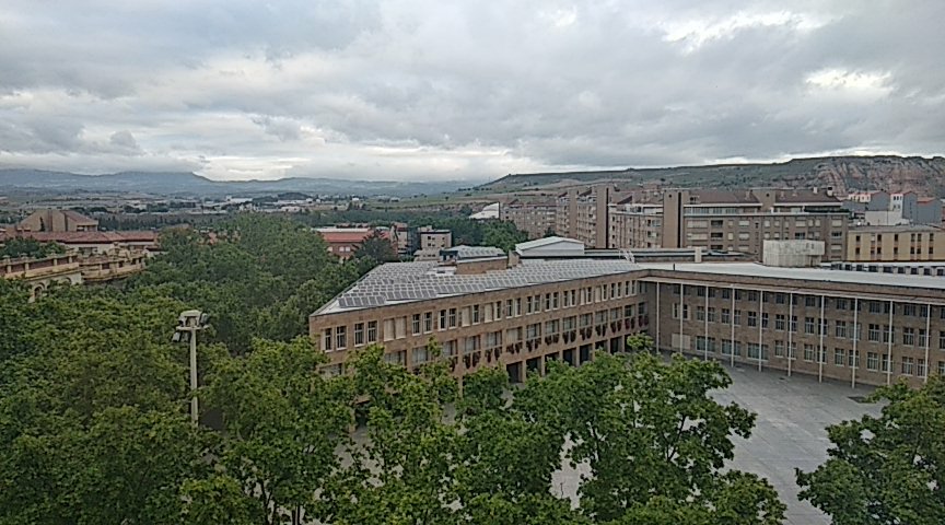 mikelbujanda's tweet photo. 7.35h sobrevuela una cigüeña el Ayuntamiento de LOGROÑO. Algo va a pasar. Se avecina un cambio tranquilo y necesario para que sigan sobrevolando las cigüeñas. https://t.co/2msDXh5WgW