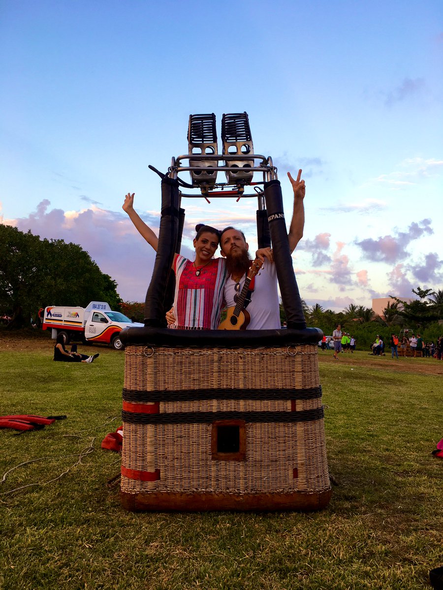 Hoy fue un bonito día, me gusta ir a cubrir eventos interesantes en #Cancún o la #RivieraMaya
.
Fui con <a href="/luhberumen/">Luh Berumen</a> para transmitir en vivo nuestro programa #AlFinLaVerdad por el <a href="/Diario_LaVerdad/">Diario La Verdad</a>.
.
Increíble experiencia con los globos aerostáticos.