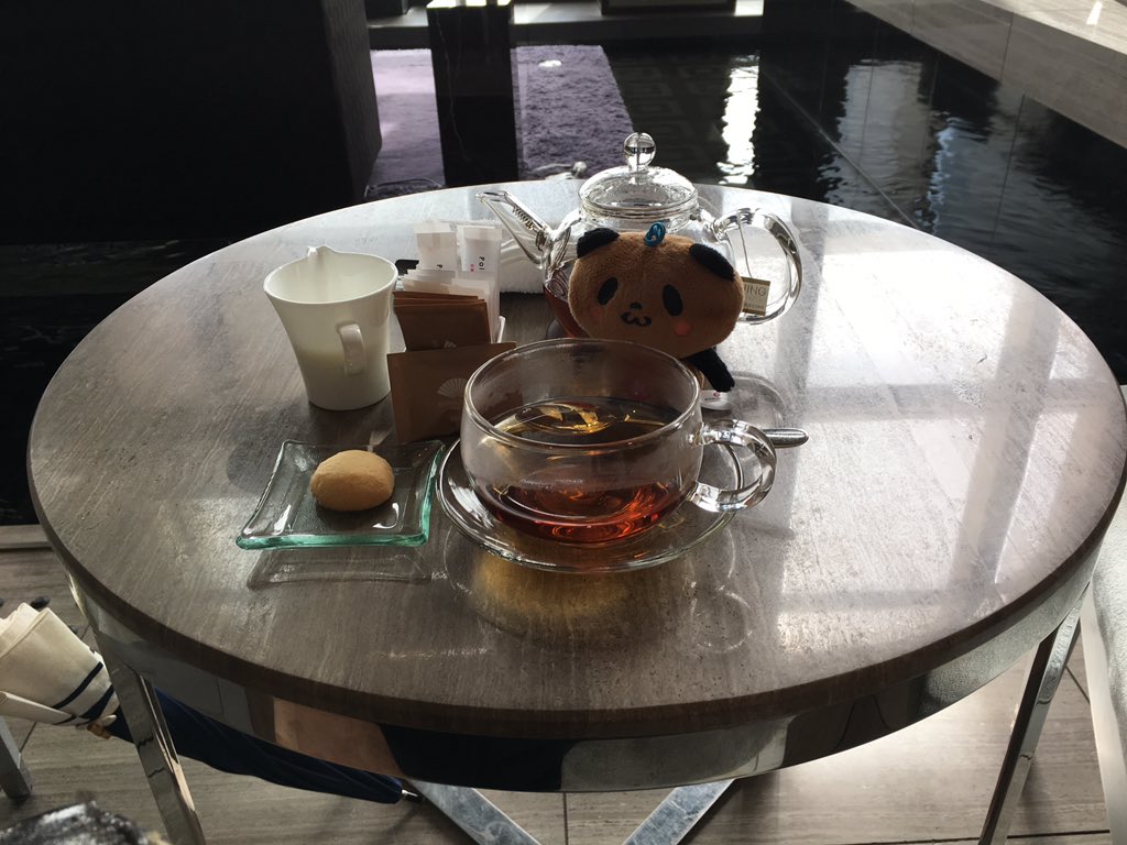 kukulu4_kukulu's tweet photo. 今日はコゲちゃんと
ダージリン2ndフラッシュ
ティーラウンジはアフタヌーンティーの予約でいっぱいなんだって💦
#MandarinOrientalTokyo
#Mandarinbar https://t.co/vc4toL1jos