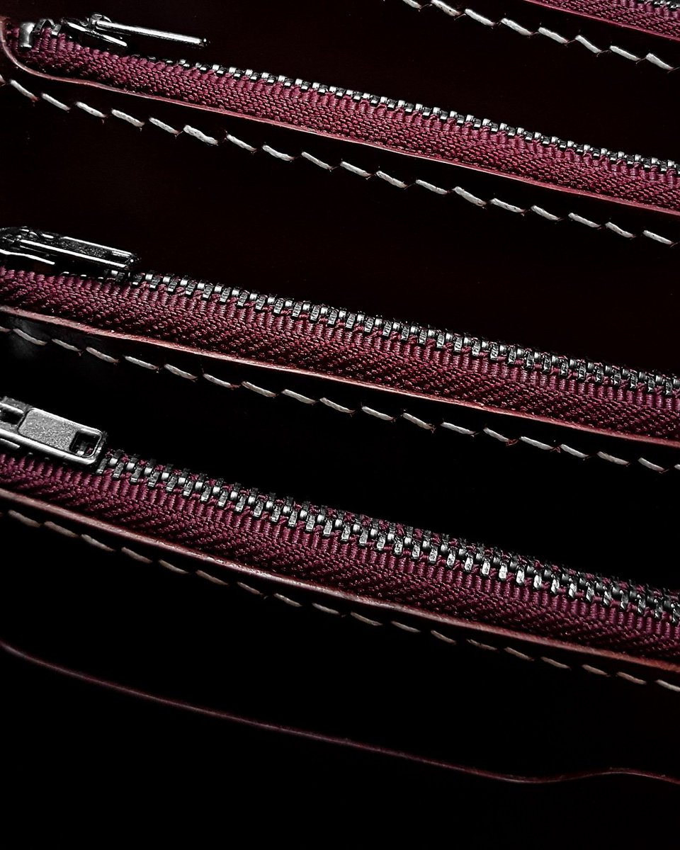 Plein de portes-monnaies Basile sont en cours de fabrication à l'atelier. A retrouver dès la semaine prochaine sur le site !⁣
_______________ ⁣
⁣
#artisan #leathergoods #maroquinerie #neptuun