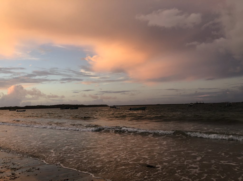 HodanTV's tweet photo. Got back to #Kismayo and captured these beautiful #Sunrise photos this morning at #Calanley beach! Many people sleep right after fajr prayer, but walking right after has many health benefits!
#DailyWalk #MorningFolks https://t.co/FCFFTAl5ao