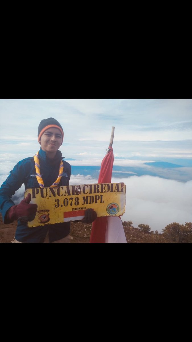 Rezaaa161616's tweet photo. Ini pertama kalinya aku merasa mendapati diri sebagai manusia yang paling bahagia😁
Ini pertama kalinya aku menatap awan begitu dekat denganku😭
Ini pertama kalinya aku bertaruh nyawa di alam terbuka😊
Dan disini, Tuhan benar-benar Maha Segalanya ❤️
#mtciremai3078mdpl https://t.co/m9dphy0X9I