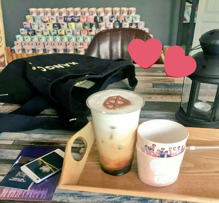 for_980218's tweet photo. ✨ 20190526 ✨ 
이와 같은 카페에 가본적이 없었지만 오늘은 왔으니까 정말 기뻐요 ㅠㅠ 카페 너무너무 이쁘게 꾸며져있고 세븐틴의 기념을 너무 즐겁게 보냈어요 💖💖💖 
#찬란할_앞날을_응원해 #세븐틴의_빛나는_4주년을_축하해 https://t.co/zNIf6oaSr3