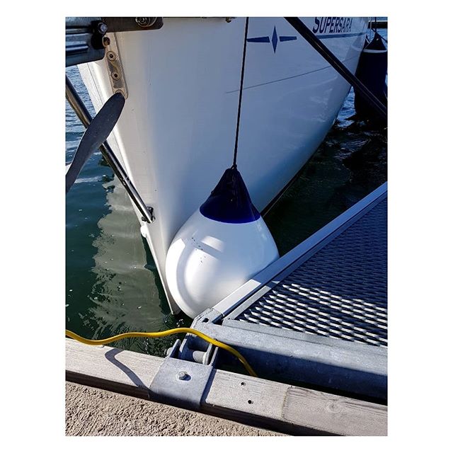 EmelieFriis's tweet photo. After 20 m/s winds pulling on the boat all night this fender is our new best friend 💙. The feeling of the boat bouncing on it was quite reassuring 🤔.
#sailinglife #boatlife https://t.co/NzsEnBLaNb