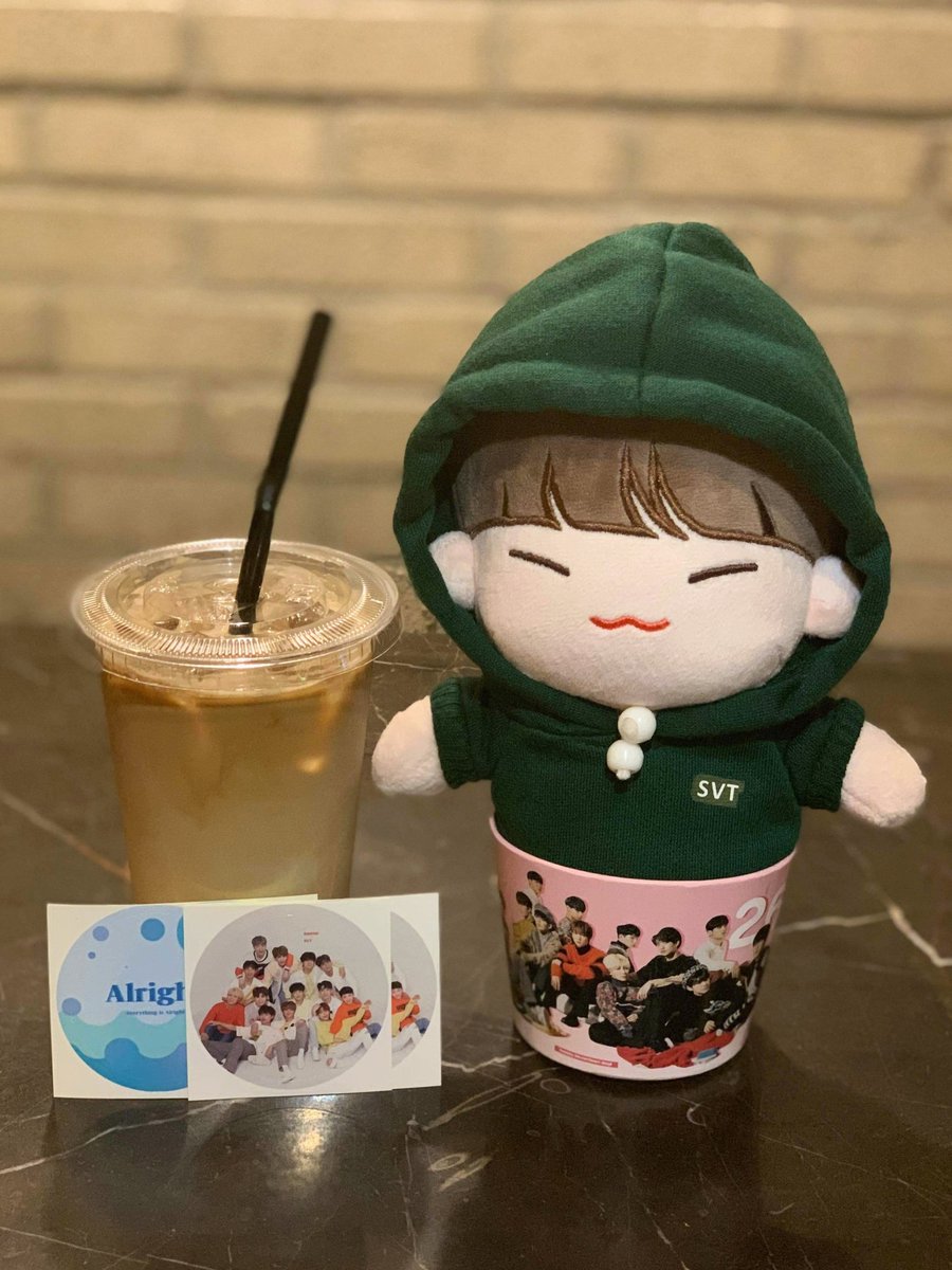 wooziscafe's tweet photo. [190525] the cutest little cafe find ;; 귀여운 카페와 귀여운 컵홀더 💕 #livinseoul 

#세븐틴은_캐럿의_유일한_나무 https://t.co/76crupck91